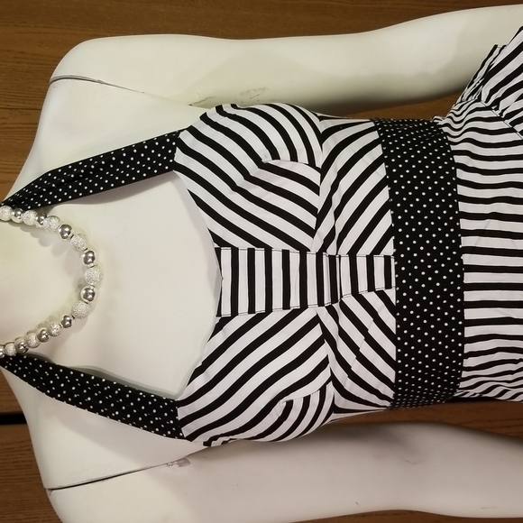 🖤Hot Topic Sweet Love Halter Dress - Picture 1 of 5